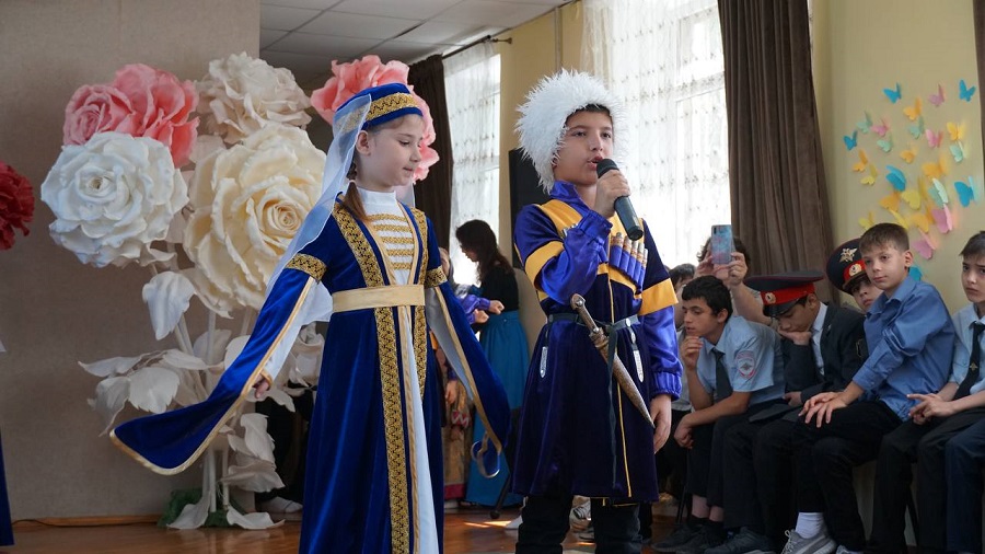 Руслан Алиев поздравил воспитанников социально-реабилитационного центра с Днём защиты детей